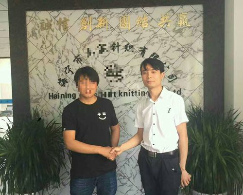 咨詢師與工廠負責人合影留戀